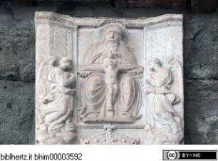 Gnadenstuhl, von zwei Engeln flankiert