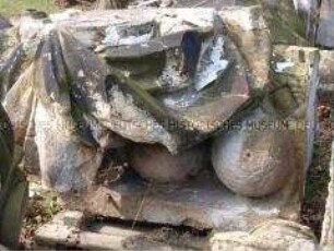 Fragment einer Zeughaus-Bauplastik: Gewand und Kanonenkugeln des linken Kriegers aus der Bellona-Gruppe (Dachbalustrade, Südseite)