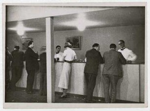Journalisten an der Bar im Sekretariatsgebäude des Völkerbundpalastes in Genf