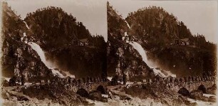 Bergige Landschaft mit Wasserfall