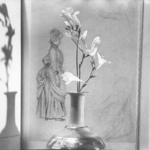 Stilleben mit Freesien vor einer Reproduktion (Figurenstudie von Renoir)