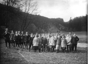 Sächsische Schweiz, Polenztal? Wandergruppe in den Märzenbecherwiesen