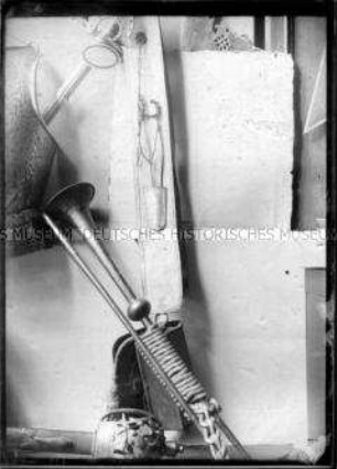 Paradetrompete des Husaren-Regiments H 2 und Artillerie-Kartuschtasche mit Bandelier