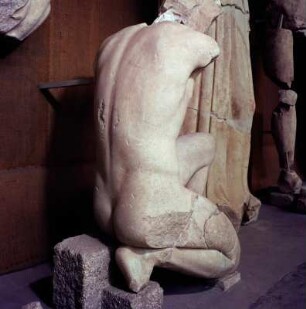 Ostgiebel, Figur B, Myrtilos : Olympia, Archäologisches Museum. Ostgiebel des Zeustempel, Figur B, Myrtilos, 3. Jahrzehnt des 5. Jh. v. Chr.