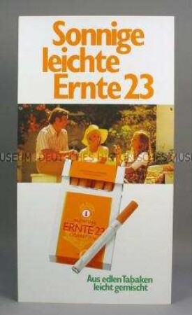 Werbeschild mit Werbeaufdruck für "ERNTE 23"-Zigaretten, "Sonnige leichte Ernte 23"
