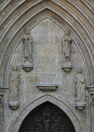 Tympanon mit vier Aposteln