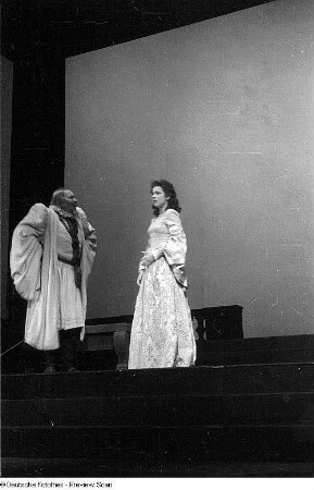 Szenenbilder aus dem Stück "Hamlet" von William Shakespeare am Deutschen Theater Berlin : Szene mit Paul Wegener als Polonius (links) und Agathe Poschmann als Ophelia (rechts)