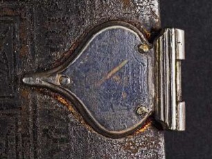 Dresdner Gebetbuch Horarium Latinum : Einbandschließe, graviert, Rückseite, oben, Einband aus: Dresdner Gebetbuch Horarium Latinum (Stundenbuch, auch Niederländisches Gebetbuch). 15. Jh. Dresden: SLUB Mscr.Dresd.A.311