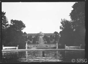 Potsdam, Park Sanssouci, Parterre, Blick über das Bassin und die Terassen zum Schloss.