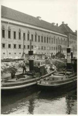 Arbeitskähne an der Baustelle Mühlendammschleuse