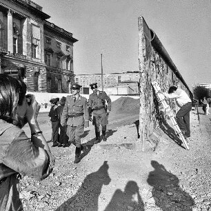 Mauer mit zwei Wachsoldaten