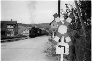 Zug 305, Lok 16 in Jungingen, Bahnhofsgebäude erbaut 1901, aufgestockt 1912, abgebrochen 1985 nach Erdbebenschäden