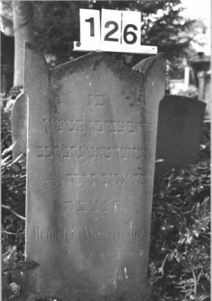 Grabstein 126 (Index: 100114299) Material: Sandstein Zustand: verwittert Maße HxBxT: 77x48x27 cm Beschreibung: Stele, giebelartiger Abschluß mit Eckakroteren Besonderheit: Kindergrab: Grabstein 126