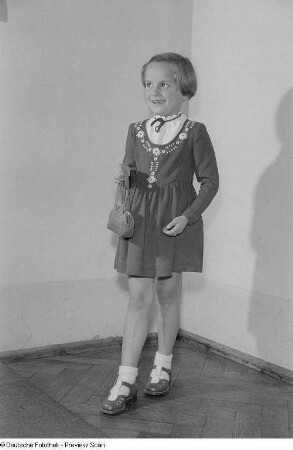 Ein Mädchen posiert mit Sommerkleid bei der "Internationalen Messemodenschau", Herbstmesse 1953
