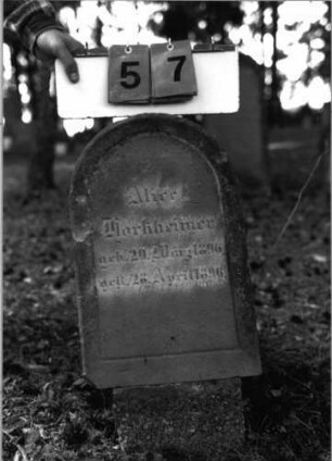 Grabstein 57 (Index: 99796089) Maße HxBxT: 68x32x29 cm Besonderheit: Kindergrab: Grabstein 57