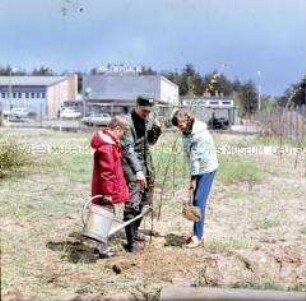 Mitglieder der AG Junger Gartenbauer der Station Junger Techniker und Naturforscher Eberswalde bei Pflanzung eines Gehölzes