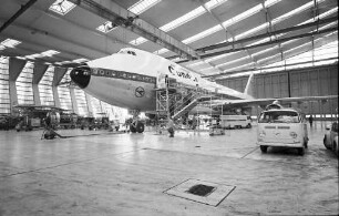 Frankfurt: Flughafen; DLH-Basis; Jumbo-Jets in der Flugzeughalle V