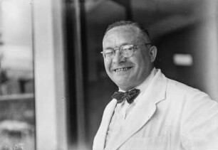 Mann mit Brille und Fliege (Deutsche Ostasien-Expedition 1937/1939)