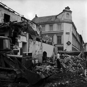 Firma Carl Hoffmann: Hindenburgstraße: Elektrohandel: Abriss des Firmengebäudes: Bauschutt mit Bretterhaufen: dazwischen Bagger und Arbeiter: hinten Wohn- und Geschäftshaus mit Drogerie Purnhagen