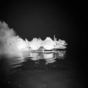 Karpfenfest: Neuhöfer Teich: Nachtaufnahme: Wasserrevue "Der verhexte Karpfenteich": Fischschwarm, bengalische Feuer, Qualm: Flöße als Standfläche und Männer mit Paddel sichtbar, 10. Oktober 1965