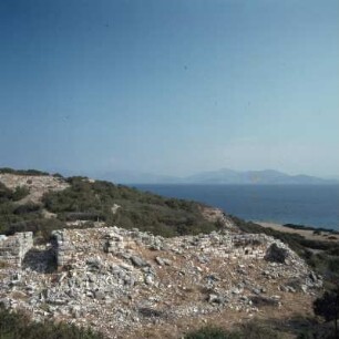 Rhamnús, Festung, Festung des 4. Jh. v. Chr., Nordtrakt und Haupttor, Blick auf Süd-Euboia