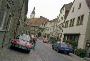 Mainbernheim: Hauptstraße mit Brunnen und Kirchturm