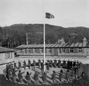 Morgendlicher Fahnenappell in einem Lager des Reichsarbeitsdienstes in Baden