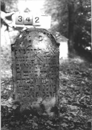 Grabstein 342 (Index: 99799742) Material: Sandstein Zustand: stark verwittert, teilw. Textverlust Maße HxBxT: 98x47x10 cm Beschreibung: Stele, eingezogener Segmentbogenabschluß, Schriftfeld eingetieft: Grabstein 342