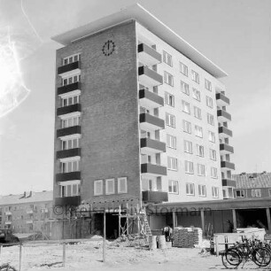 Marktplatz: das Rathausgebäude, davor Baustelle von Anbauten, dahinter Wohngebäude des Stonsdorfer Weges: Blick von Osten