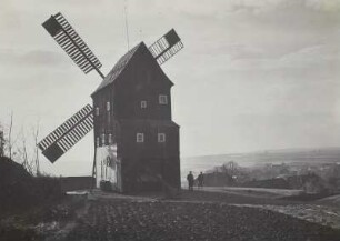 Oderwitz-Oberoderwitz. Neumann-Mühle : Oderwitz-Oberoderwitz. Neumann-Mühle, Bockwindmühle, Rückseite, mit Blick über den Ort