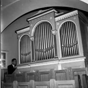 Blick auf Orgelprospekt, aufgenommen in einer Kirche (links Organist)