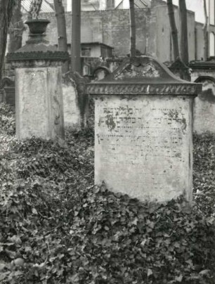 Zwei Grabmale : Zwei Grabmale. Sandstein (1801/1900). Dresden-Neustadt, Alter jüdischer Friedhof