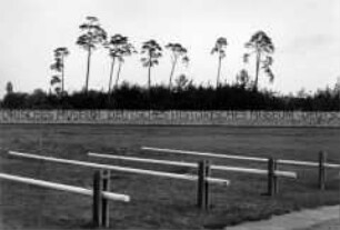 Fahnenstangen vor dem zentralen Mahnmal in der Gedenkstätte Sachsenhausen