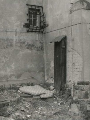 Zinnwald-Georgenfeld. Stahlwerk Becker AG Willich/Rheinland, Abteilung Grubenbetrieb Zinnwald (1916/1917, M. Herfurth). Verwaltungsgebäude, Geisinger Straße 14. Vergittertes Fenster (1. Obergeschoss) und verwitterte technische Gebäudeausrüstung
