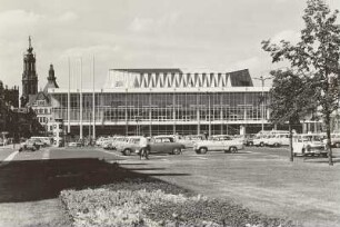 Dresden, Kulturpalast, besetzter Parkplatz