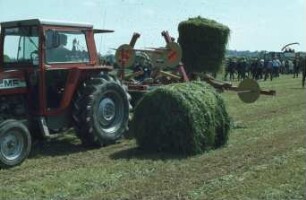 Fotografie: Transportgerät, Rundballen, Heckanbau