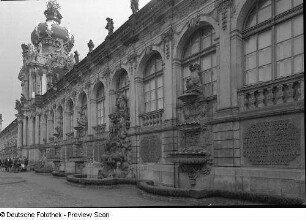 Dresden-Altstadt. Zwinger (1709-1728; M. D. Pöppelmann, B. Permoser). Langgalerie mit Kronentor