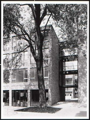 Engelhardt Hof, Berlin: Ansicht des Hofes Bauteil D, Übergangsbrücke und Hofseite Bauteil C (Wohnbau)