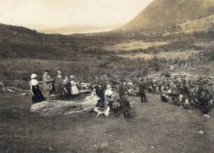 Norwegen. Gruppenbild mit Touristen der Hapag in einen Samenlager mit Rentierherde