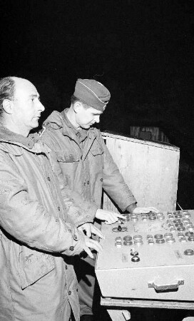 Erster alliierter Nachtschieß-Wettbewerb auf dem Nato-Schießstand im Mörscher Wald.