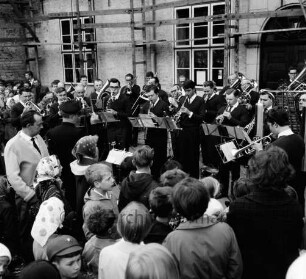 Schlosspark: Ostereiersuchen: Ahrensburger Bläser-Korps unter Leitung von W. Schienkiewitz: vor Schloss, mit Gerüst: vorne Zuschauer