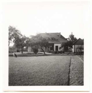 Garten am Landhaus van Beek am Seddiner See: Blick zum Wohnhaus