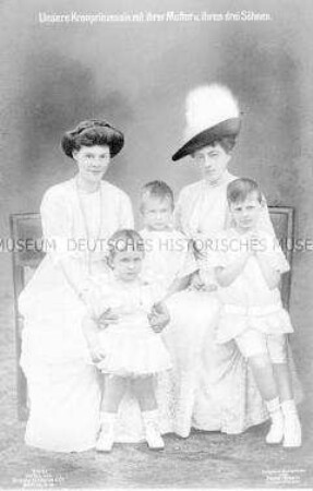 Kronprinzessin Cecilie mit ihrer Mutter und ihren Söhnen Wilhelm, Louis Ferdinand und Hubertus