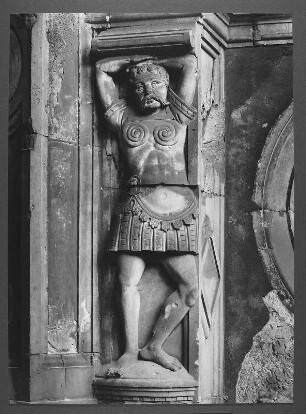 Dresden. Großer Schlosshof. Wendelstein. Männliche Steinfigur