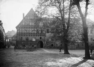 Eisenach, Markt 9. Creutznacher Haus (1507/1539, Portal 1559) und ehemaliges Residenzschloss (Landgrafenhaus) an der Südseite des Marktes