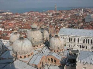 Blick vom Campanile auf Kuppeln der Markuskirche und Dogenpalast, Venedig