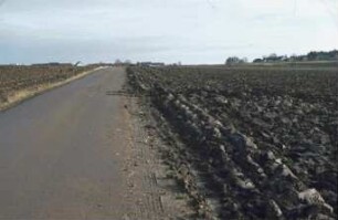 Rücksichtsloses Pflügen am Feldweg