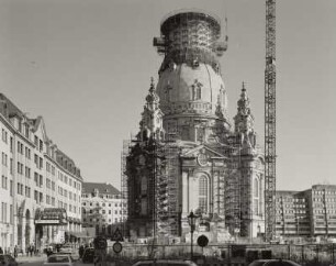 Frauenkirche : Frauenkirche. Wiederaufbau (beg. 1992). Blick über Grabungsfeld gegen W-Seite