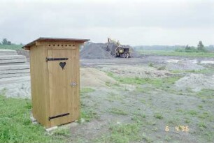Toilettenhäuschen auf der Abriss-Baustelle