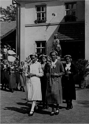 Unterweissenborn (Unterfranken-Rhön). Pfingstprozession. An der Spitze des Zuges wird die Muttergottes getragen